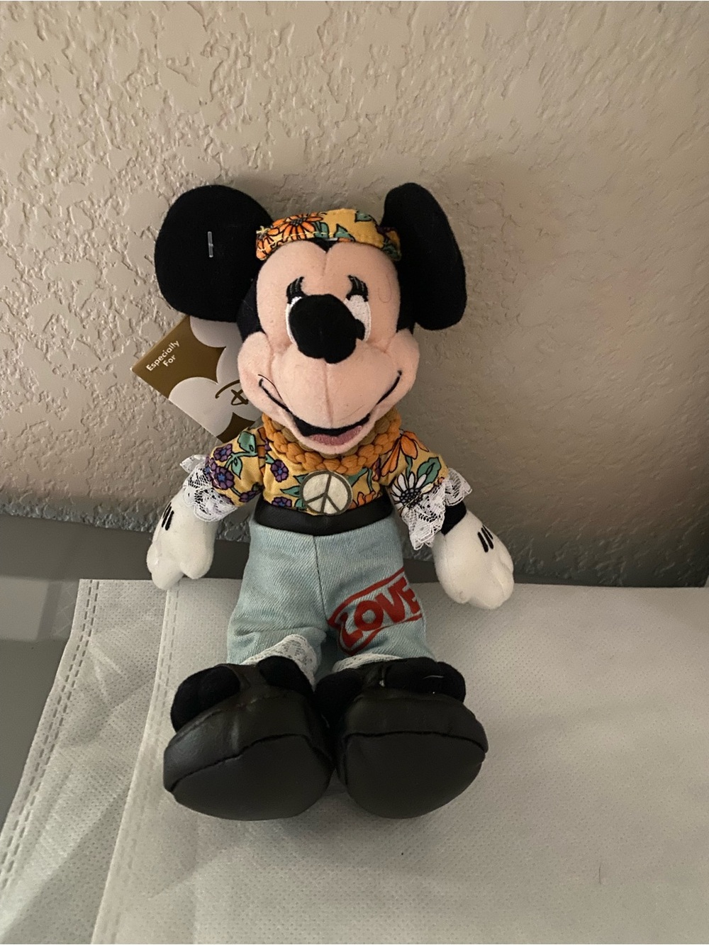 Disney Store plush Minnie Mouse hippie flower Power girl beanie baby Love Doll